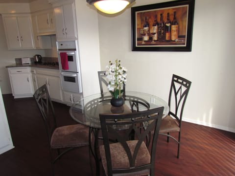 Next to Rodeo Dr Up to 8 pax, Wifi