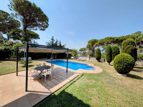 Swimming Pool, Shade, Garden, Landscaping, Leisure, Backyard, Resort, Artificial Turf, Lawn, Design