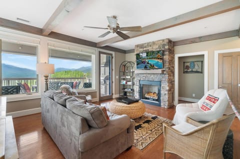 Cozy Living Room with Mountain View