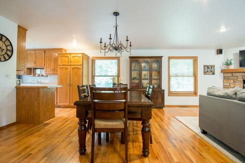 Table with 6 chairs, with extra leaf / chairs for large parties