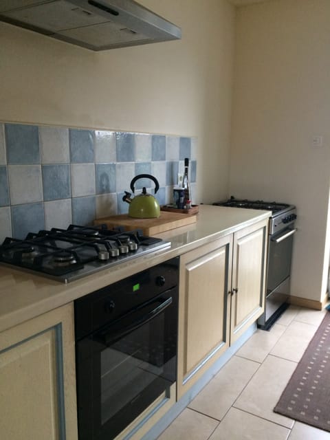 Gite kitchen
2 gas hobs 1 electric and 1 gas oven