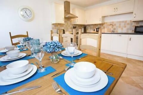 Centrally Located, Luxury Three Bedroom Apartment with En-suite in Swindon