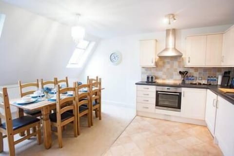 Centrally Located, Luxury Three Bedroom Apartment with En-suite in Swindon