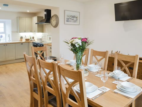 Convenient dining area | Eithinog Ganol, Penygroes, near Caernarfon