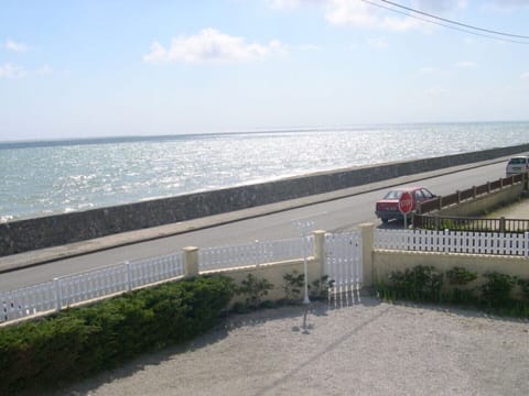 🌊 Appt bord de mer 6 pers À 20 m plage du Débarquement 🛏️ 3 CH - 🛁 2 SDB Apartment in Normandy