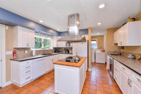 Fully equipped modern kitchen.
