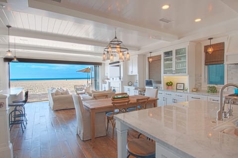 Great Room looking out to the ocean. No boardwalk!