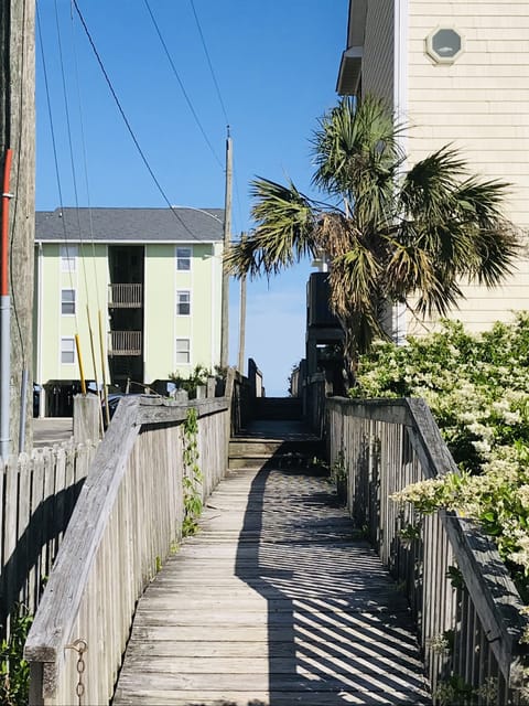 Walkway to beach 