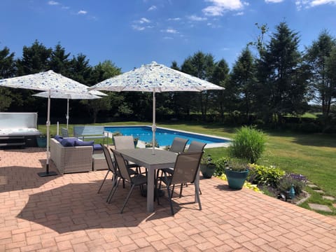 Huge Sunny deck, w/BBQ overlooking South facing pool & jacuzzi on acre of land
