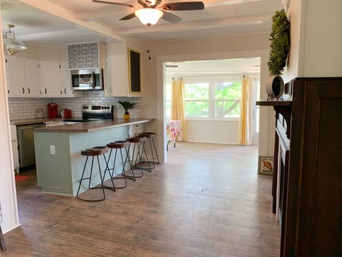 Kitchen & sunroom/kitchen table