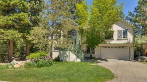 Oak Ridge Retreat Front of home