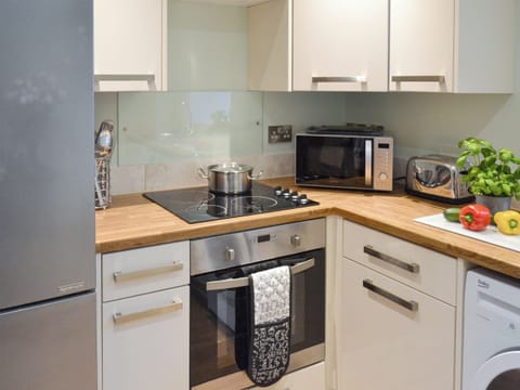 Fully appointed kitchen | Dew Cottage, St Buryan, near Sennen