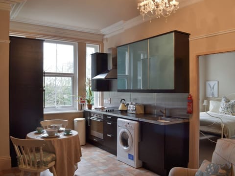 Kitchen and dining area | Broomleasowe House, Lichfield