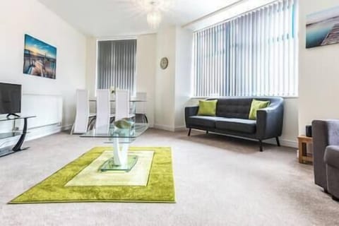 Centrally Located, Luxury Two Bedroom Apartment with En-suite in Swindon