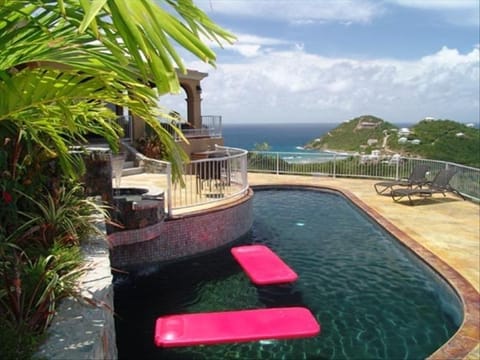 Fabulous 2 bdrm villa- 40'' Pool - Spa -75' Deck 
