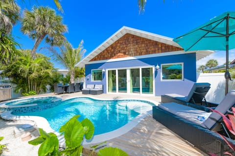 Outdoor Pool, Lounge, and Dining - AMI Locals