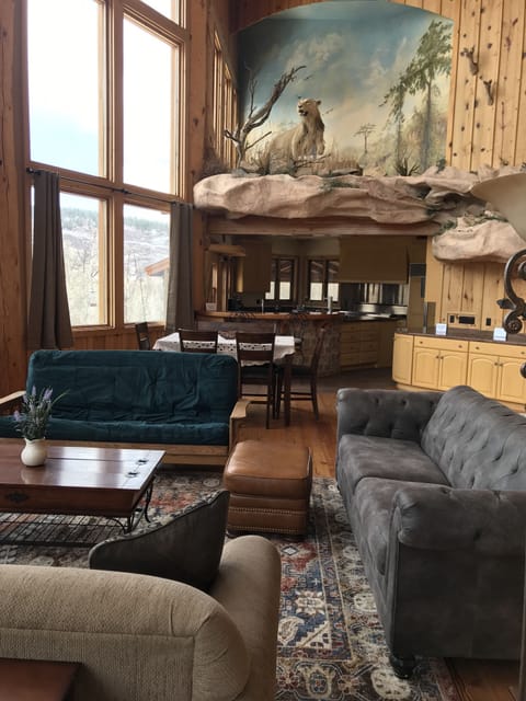 Outstanding open floor living room w extra space for guests!