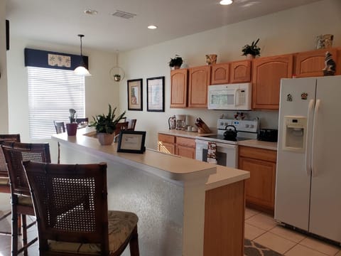 Fully stocked Kitchen ! 