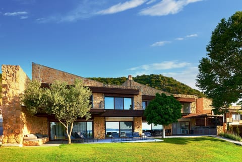 240 m2 of down to earth architecture