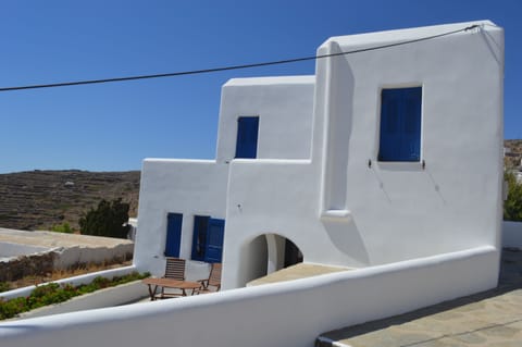 the view to the house and the front yard from the outside