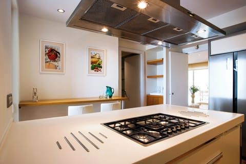 A breakfast / lunch bar and kitchen island so much more convenient...