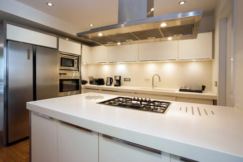 Fully equipped kitchen area, hard to resist to accompany these terrasse views...