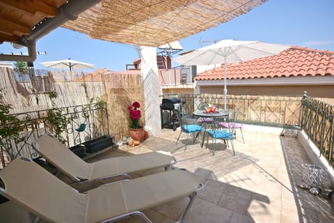 Roof top terrace with sun beds, BBQ and dinnette. 