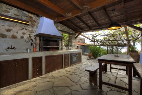 outdoor kitchen and bbq