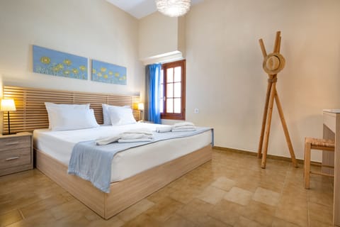 Bedroom with double bed (180x200cm) or two single (90x200cm)