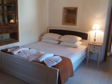 Heracle's Traditional Cretan House 2 - Bedroom with double bed