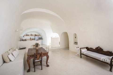 Wineryhouse the main hall the seconde bedroom next to the kitchen