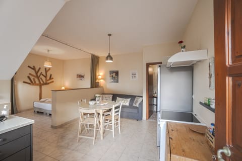 Kitchen & dining area