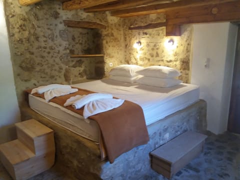 Heracle's Traditional Cretan House 1- Bedroom - Stone built bed 
