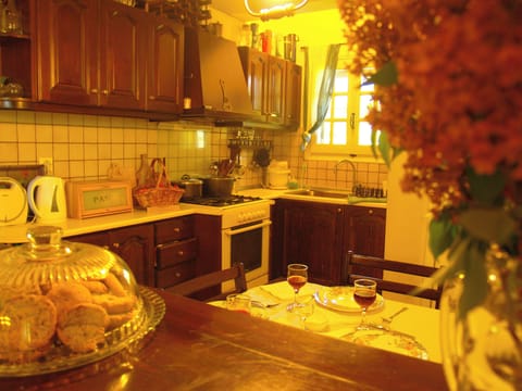 Küche mit allem, was man braucht und Essbereich