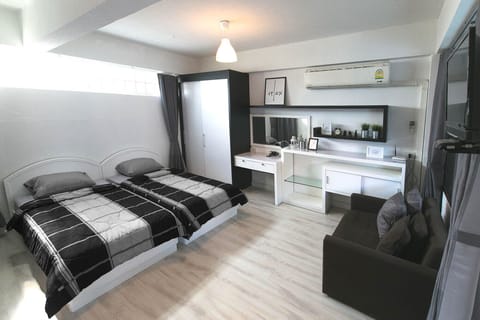 2 singles bed with closet and A/C