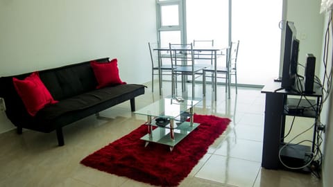 Sala comedor con balcn y Sof cama.