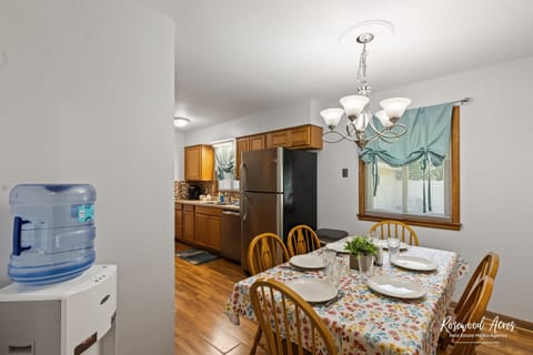 Eat in kitchen comfortably sits 6 people