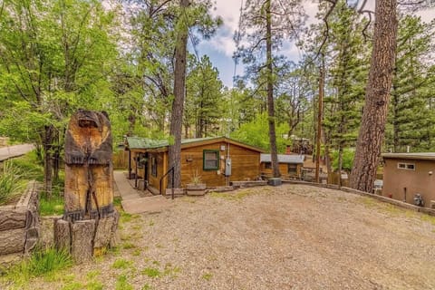 Knotty Pine — charming Upper Canyon cabin surrounded by tall pines.