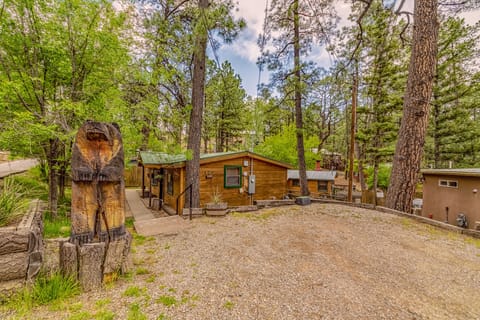 Knotty Pine — charming Upper Canyon cabin surrounded by tall pines.
