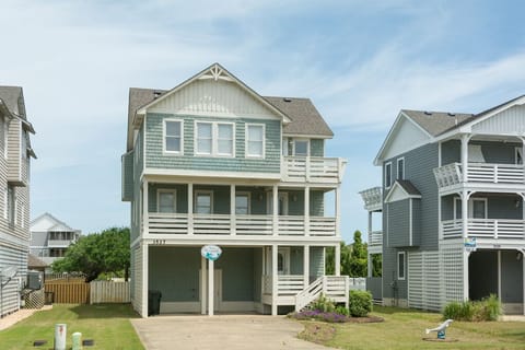 JR378: Sandy Bottoms | Front Exterior