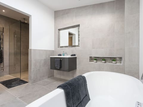 En-suite bathing area and shower room | The Retreat - Broadstone Barns, Ticknall, near Derby