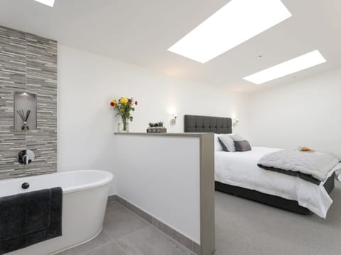 En-suite bathing area | The Retreat - Broadstone Barns, Ticknall, near Derby
