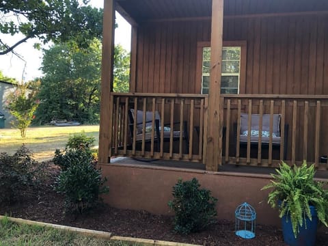 Enjoy The Landing! Privacy on the patio with the exception of the birds!