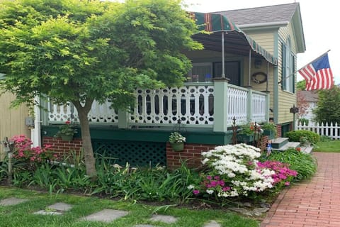 Great outside area fo sitting and dining