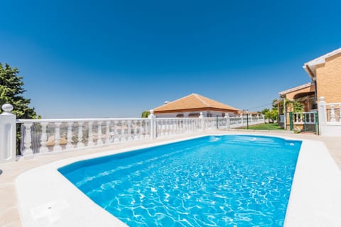 Enjoy the pool of this country house in Alhaurín el Grande