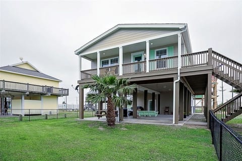 Nice fenced in yard. Large entertainment area underneath too. 