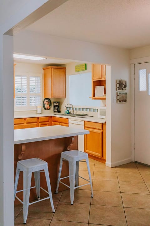 Extra seating a counter in kitchen 