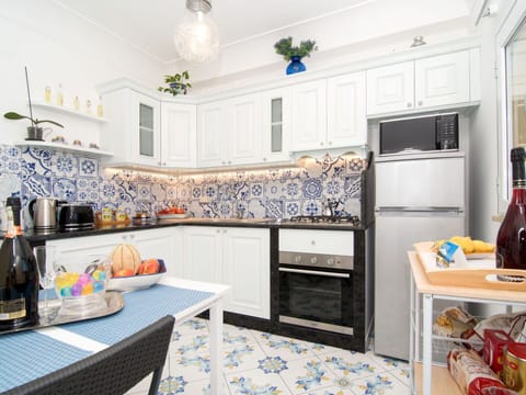 Countertop, Room, Kitchen, Tile, Property, Furniture, Interior Design, Building, Cabinetry, Wall