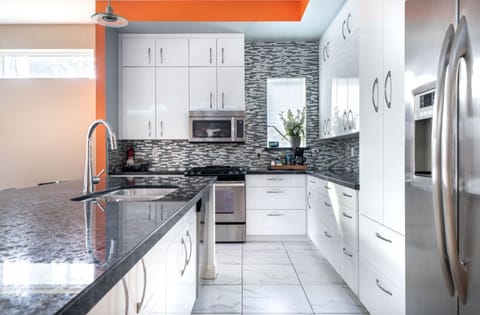 A modern kitchen to prepare a delicious meal.
