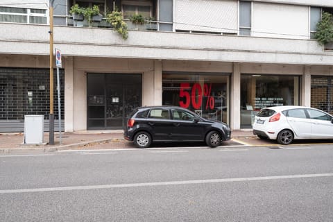 ENTRY FACADE TO THE CONDOMINIUM